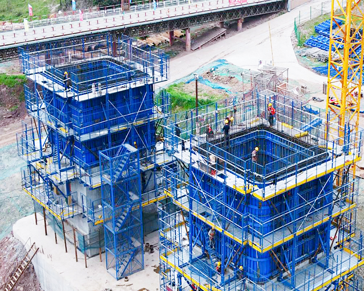 4_0001_Bekisting pemanjat otomatis hidrolik